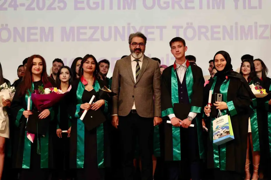 ERÜ İİBF ve Adalet MYO’da mezuniyet sevinci