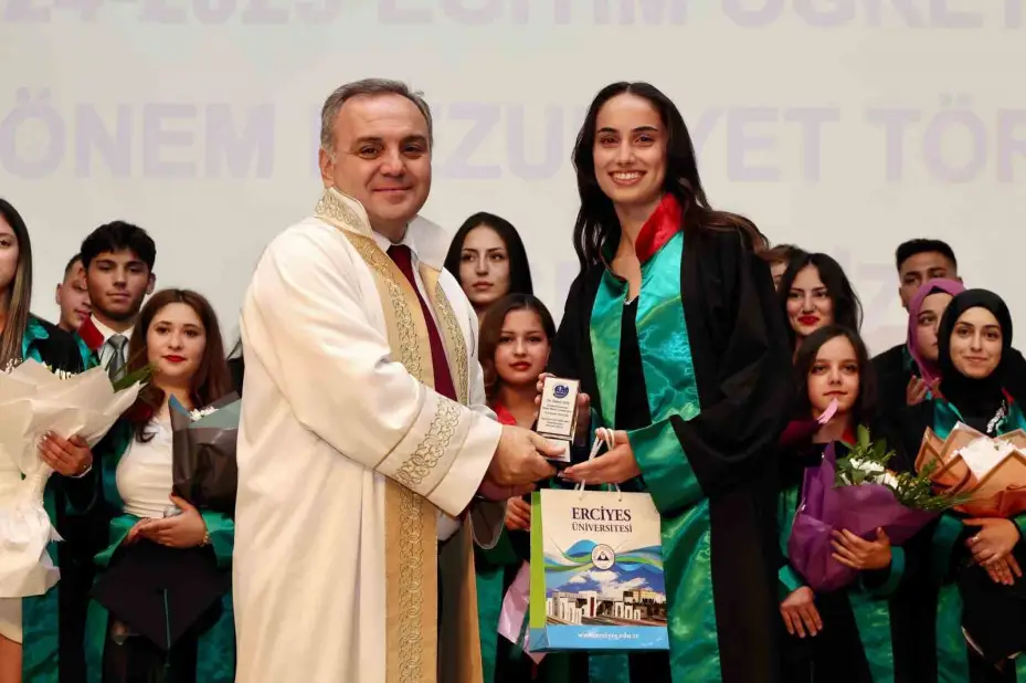 ERÜ İİBF ve Adalet MYO’da mezuniyet sevinci