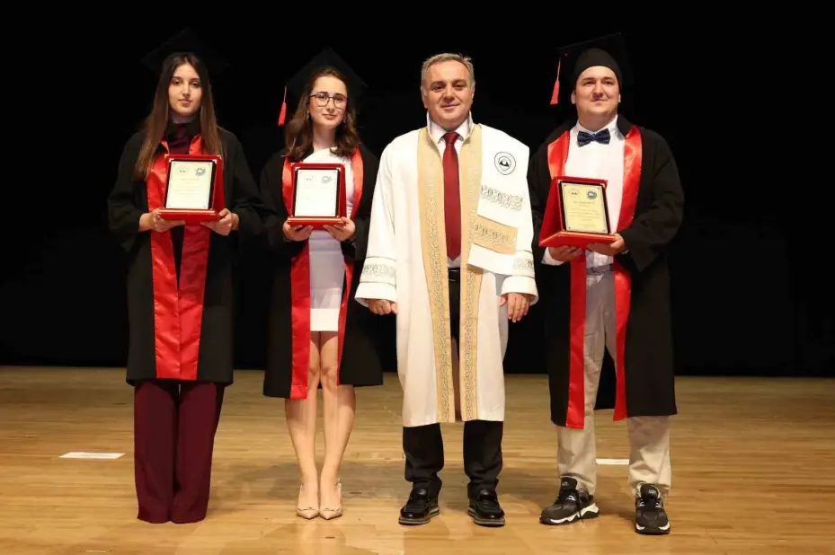 ERÜ İİBF ve Adalet MYO’da mezuniyet sevinci