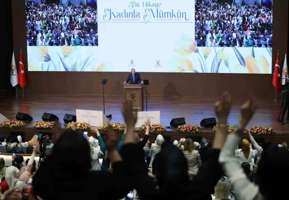 Cumhurbaşkanı Erdoğan: "CHP sadece belediye soyguncularının değil daha vahimi milletten kopuk marjinallerin, yüzü maskeli provokatörlerin, ağzı bozuk sokak eşkıyalarının da oyuncağı haline gelmiştir"