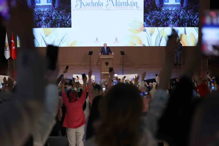 Cumhurbaşkanı Erdoğan: "CHP sadece belediye soyguncularının değil daha vahimi milletten kopuk marjinallerin, yüzü maskeli provokatörlerin, ağzı bozuk sokak eşkıyalarının da oyuncağı haline gelmiştir"