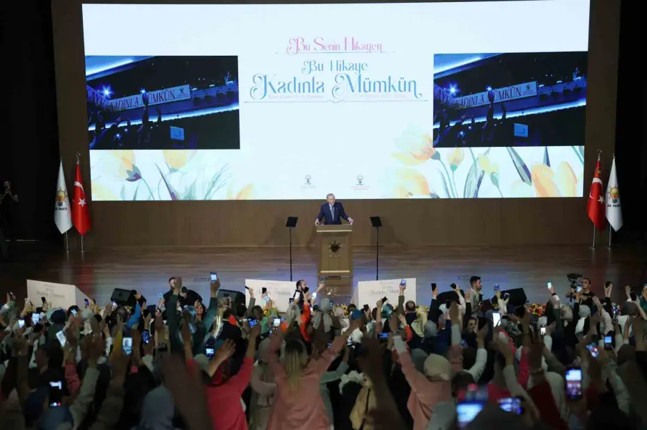 Cumhurbaşkanı Erdoğan: "CHP sadece belediye soyguncularının değil daha vahimi milletten kopuk marjinallerin, yüzü maskeli provokatörlerin, ağzı bozuk sokak eşkıyalarının da oyuncağı haline gelmiştir"