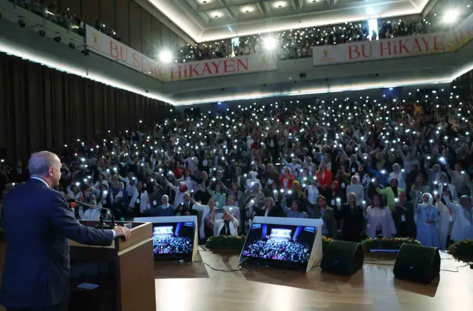 Cumhurbaşkanı Erdoğan: "CHP sadece belediye soyguncularının değil daha vahimi milletten kopuk marjinallerin, yüzü maskeli provokatörlerin, ağzı bozuk sokak eşkıyalarının da oyuncağı haline gelmiştir"