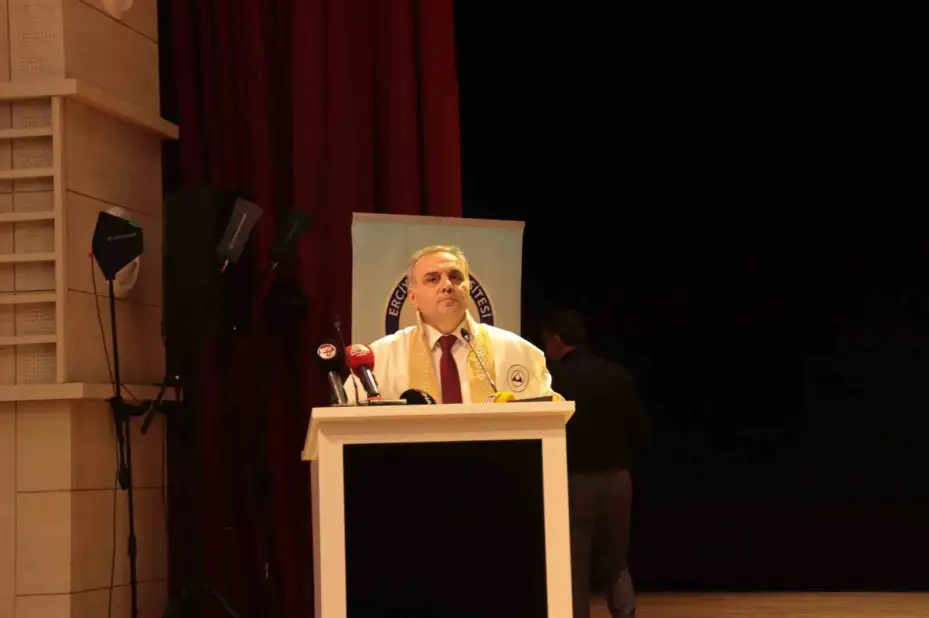 ERÜ İlahiyat Fakültesi’nde mezuniyet heyecanı