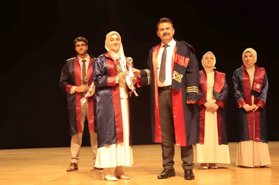ERÜ İlahiyat Fakültesi’nde mezuniyet heyecanı