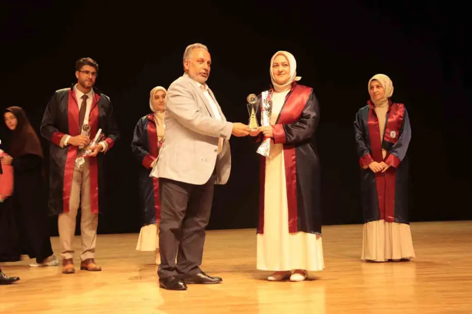 ERÜ İlahiyat Fakültesi’nde mezuniyet heyecanı