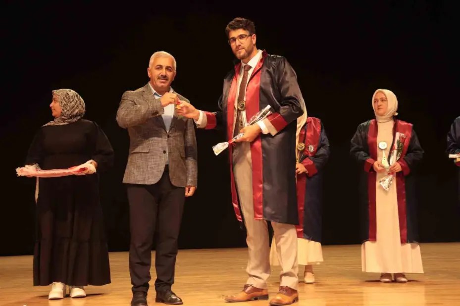 ERÜ İlahiyat Fakültesi’nde mezuniyet heyecanı