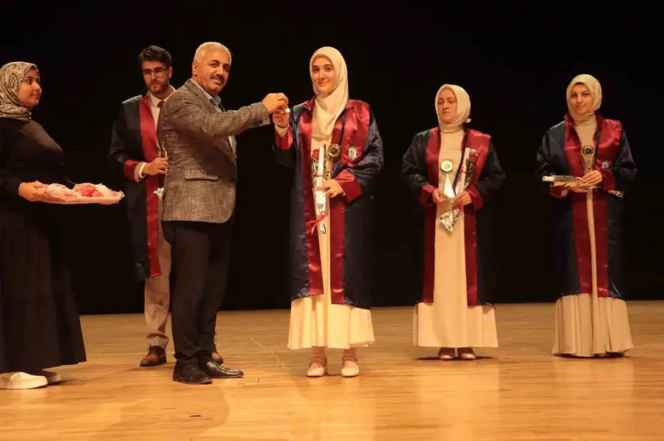 ERÜ İlahiyat Fakültesi’nde mezuniyet heyecanı