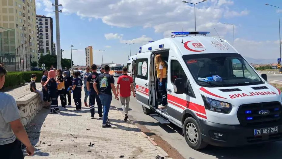 Karaman’da iki otomobil çarpıştı: 1’i çocuk 3 yaralı