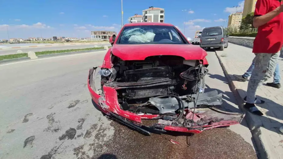 Karaman’da iki otomobil çarpıştı: 1’i çocuk 3 yaralı
