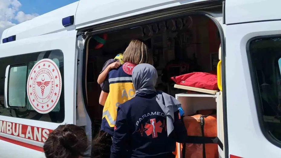 Karaman’da iki otomobil çarpıştı: 1’i çocuk 3 yaralı