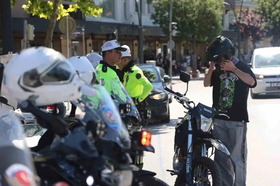 Fazla yolcu taşıyan sürücüden polise ‘3 çocuk 1 kişi yapar’ savunması