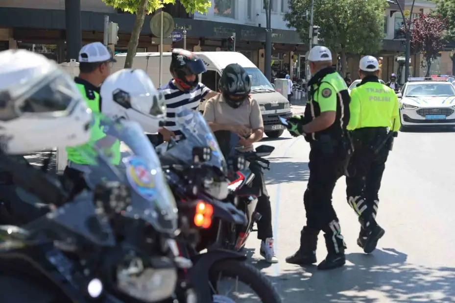 Fazla yolcu taşıyan sürücüden polise ‘3 çocuk 1 kişi yapar’ savunması