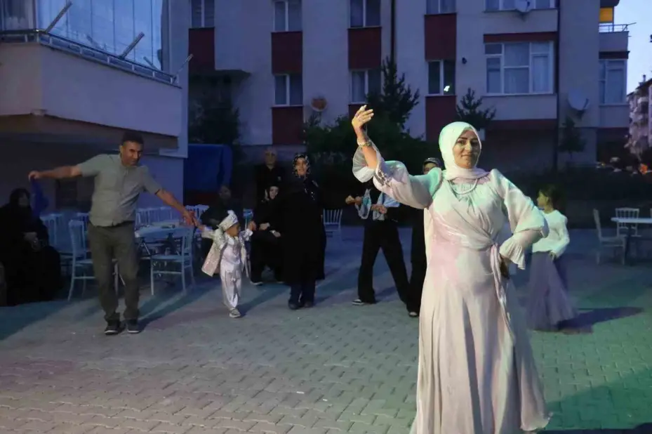 Asrın felaketinin simgesi olan bebeklerden Umut’a buruk sünnet düğünü