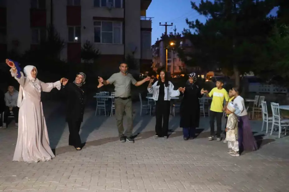 Asrın felaketinin simgesi olan bebeklerden Umut’a buruk sünnet düğünü