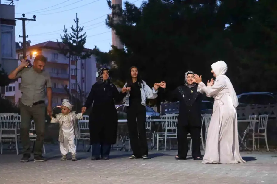 Asrın felaketinin simgesi olan bebeklerden Umut’a buruk sünnet düğünü