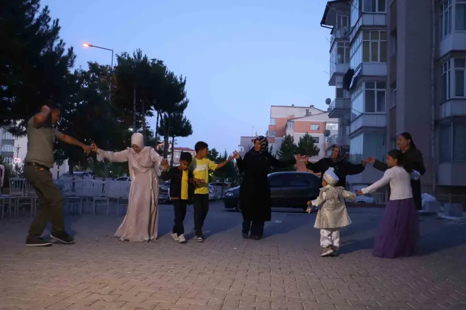 Asrın felaketinin simgesi olan bebeklerden Umut’a buruk sünnet düğünü