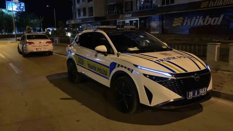Çevirmeye yakalanarak ceza yiyen arkadaşının yanında alkol almaya devam etti
