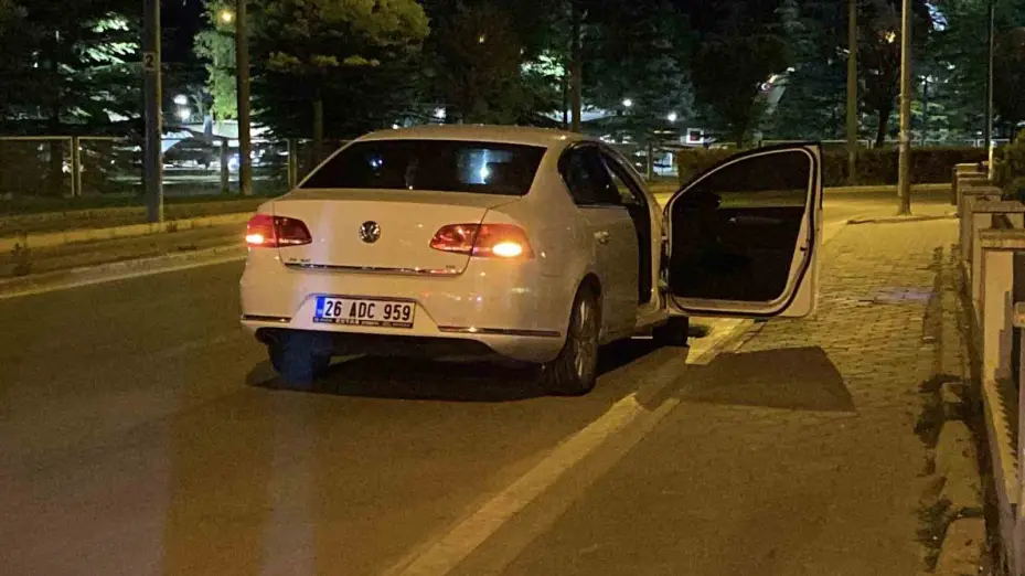 Çevirmeye yakalanarak ceza yiyen arkadaşının yanında alkol almaya devam etti