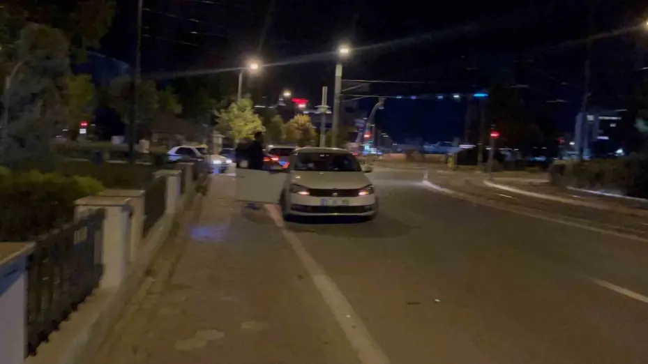 Çevirmeye yakalanarak ceza yiyen arkadaşının yanında alkol almaya devam etti