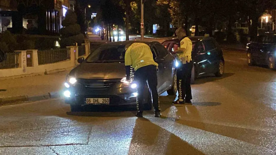 Çevirmeye yakalanarak ceza yiyen arkadaşının yanında alkol almaya devam etti