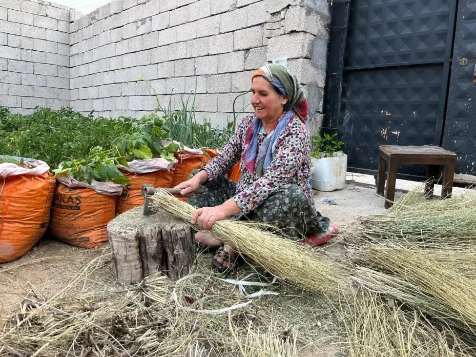 Ata mirasını yaşatıyor: Ot süpürgesi geleneğini sürdürüyor