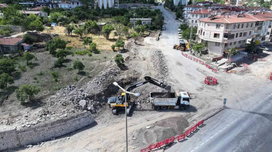 Erciyes Mahallesi’nde yol genişletme çalışmaları sürüyor