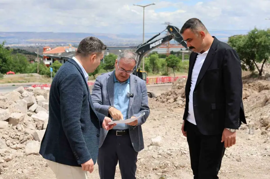 Erciyes Mahallesi’nde yol genişletme çalışmaları sürüyor