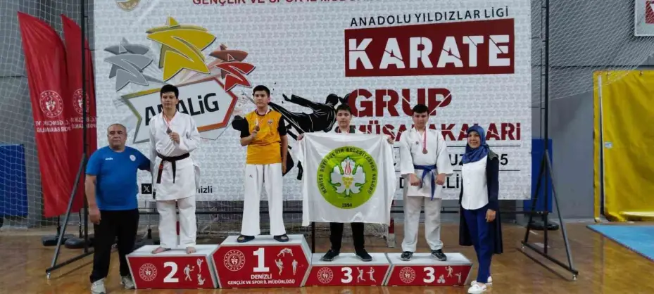 Eskişehirli sporcular karate turnuvasında kürsüden inmedi