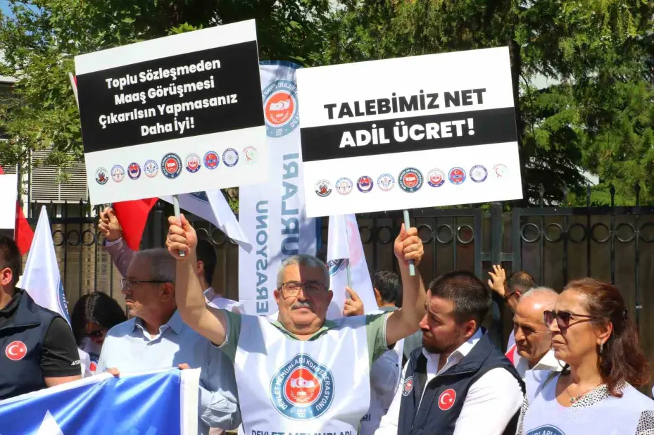 Devlet Memurları Konfederasyonu’ndan Hazine ve Maliye Bakanlığı önünde basın açıklaması