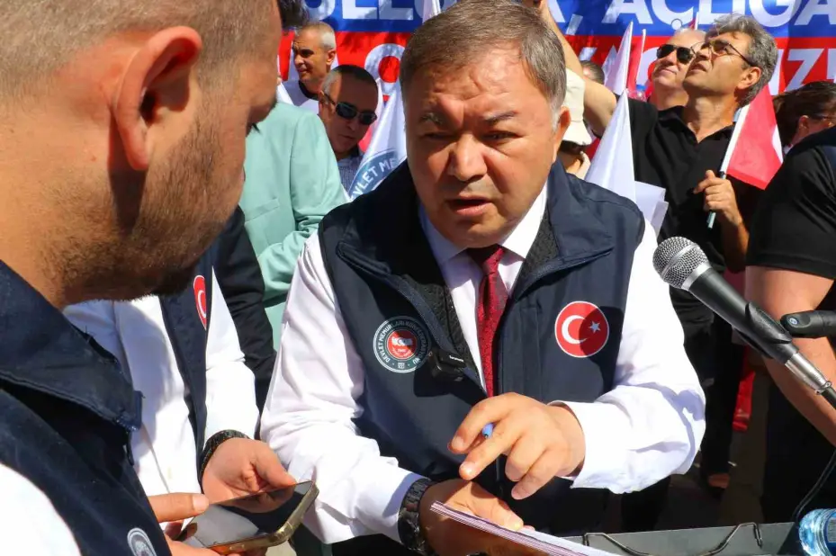 Devlet Memurları Konfederasyonu’ndan Hazine ve Maliye Bakanlığı önünde basın açıklaması