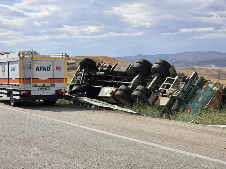 Yozgat’ta kamyonla otomobillin karıştığı kazada 3 kişi öldü 2 kişi yaralandı