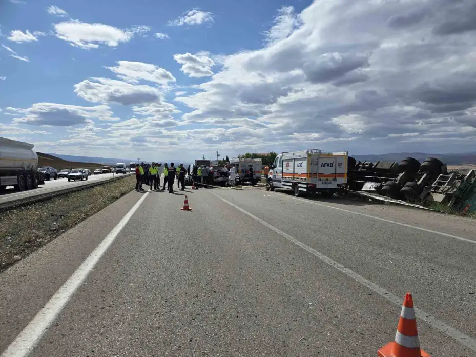 Yozgat’ta kamyonla otomobillin karıştığı kazada 3 kişi öldü 2 kişi yaralandı
