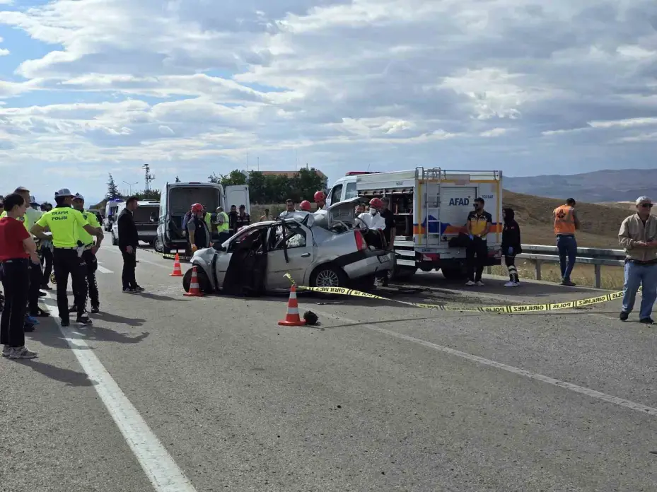 Yozgat’ta kamyonla otomobillin karıştığı kazada 3 kişi öldü 2 kişi yaralandı