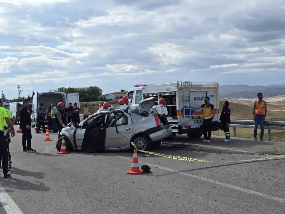 Yozgat’ta kamyonla otomobillin karıştığı kazada 3 kişi öldü 2 kişi yaralandı