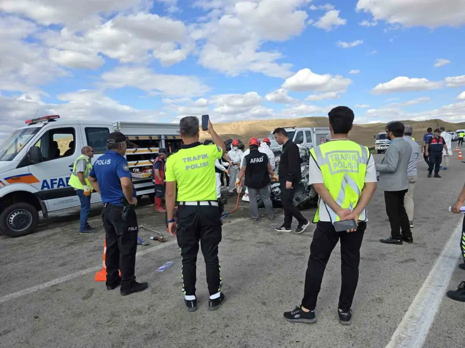 Yozgat’ta kamyonla otomobillin karıştığı kazada 3 kişi öldü 2 kişi yaralandı
