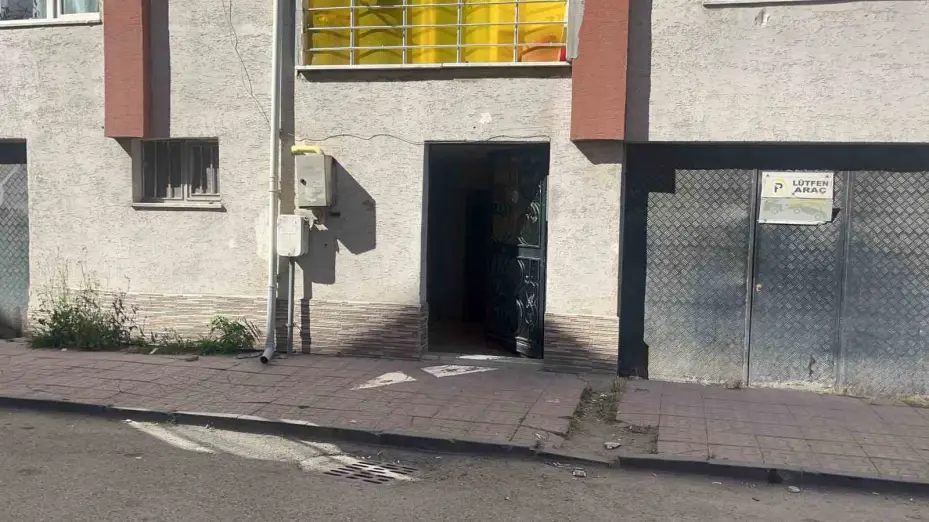 (ÖZEL) Birinci kattan düşen 1 buçuk yaşındaki çocuk hastaneye kaldırıldı