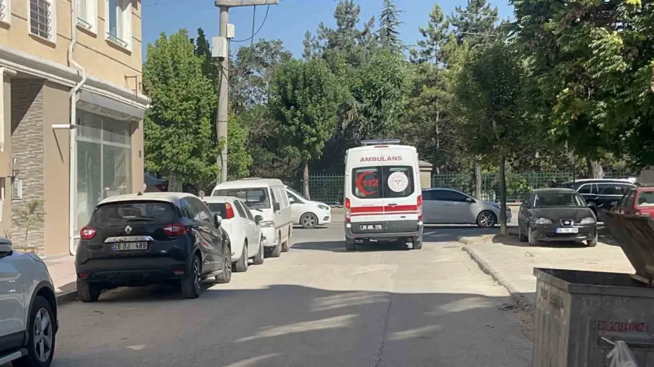 (ÖZEL) Birinci kattan düşen 1 buçuk yaşındaki çocuk hastaneye kaldırıldı