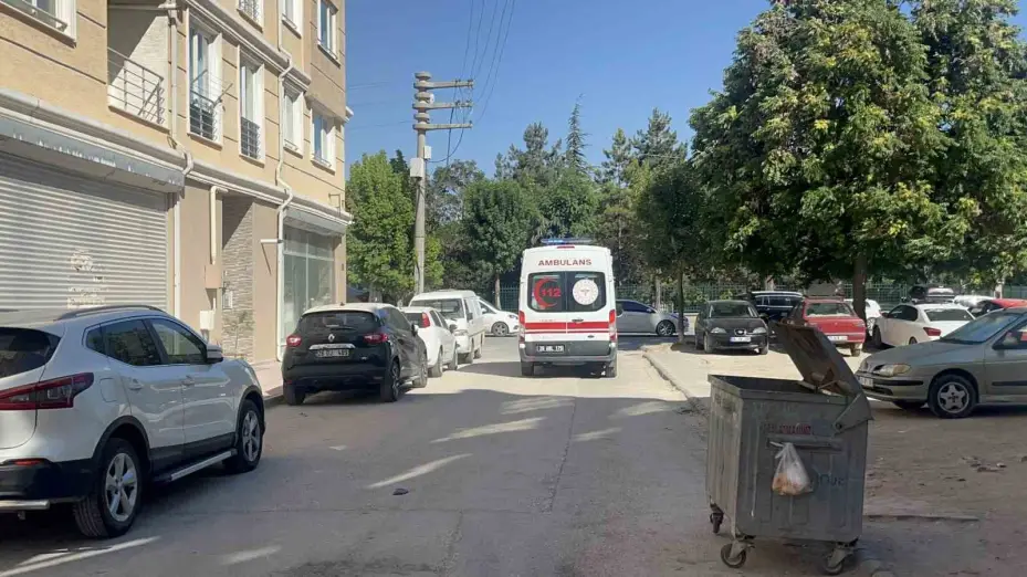 (ÖZEL) Birinci kattan düşen 1 buçuk yaşındaki çocuk hastaneye kaldırıldı