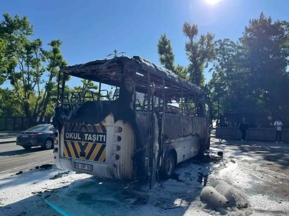 Ankara’da yanan minibüs kullanılamaz hale geldi
