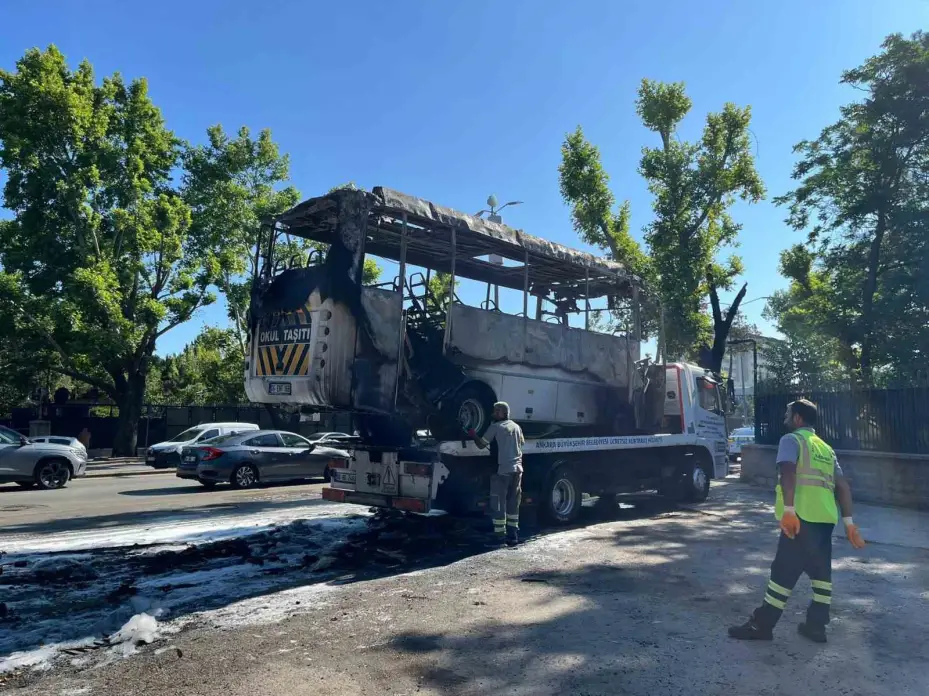 Ankara’da yanan minibüs kullanılamaz hale geldi