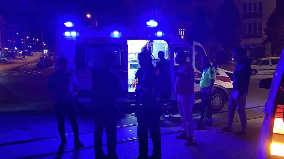 Kazaya karışan otomobilin alkollü yolcusu polis ekiplerine zorluk çıkarttı