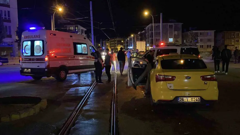 Kazaya karışan otomobilin alkollü yolcusu polis ekiplerine zorluk çıkarttı