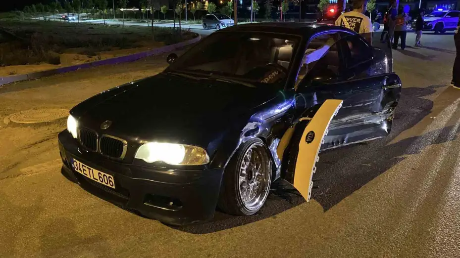 Kazaya karışan otomobilin alkollü yolcusu polis ekiplerine zorluk çıkarttı
