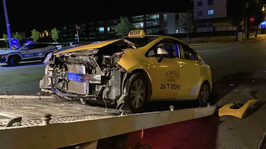 Kazaya karışan otomobilin alkollü yolcusu polis ekiplerine zorluk çıkarttı