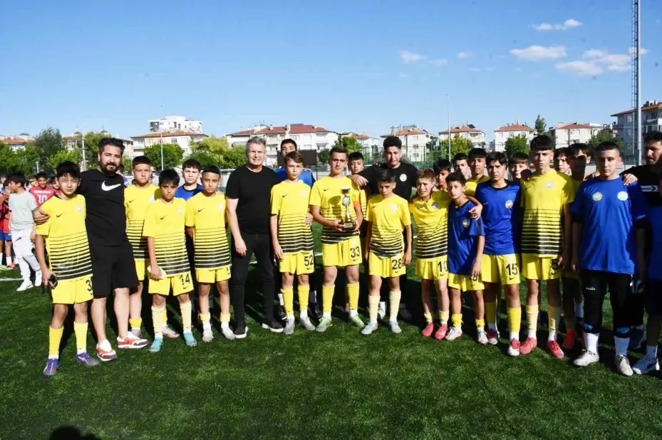 Zeki Akparlar FK, U13 Liginde şampiyon oldu