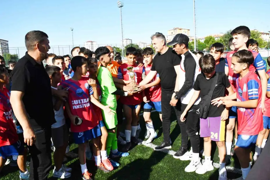 Zeki Akparlar FK, U13 Liginde şampiyon oldu
