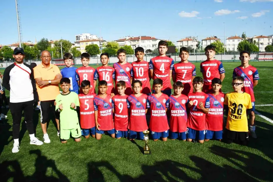 Zeki Akparlar FK, U13 Liginde şampiyon oldu