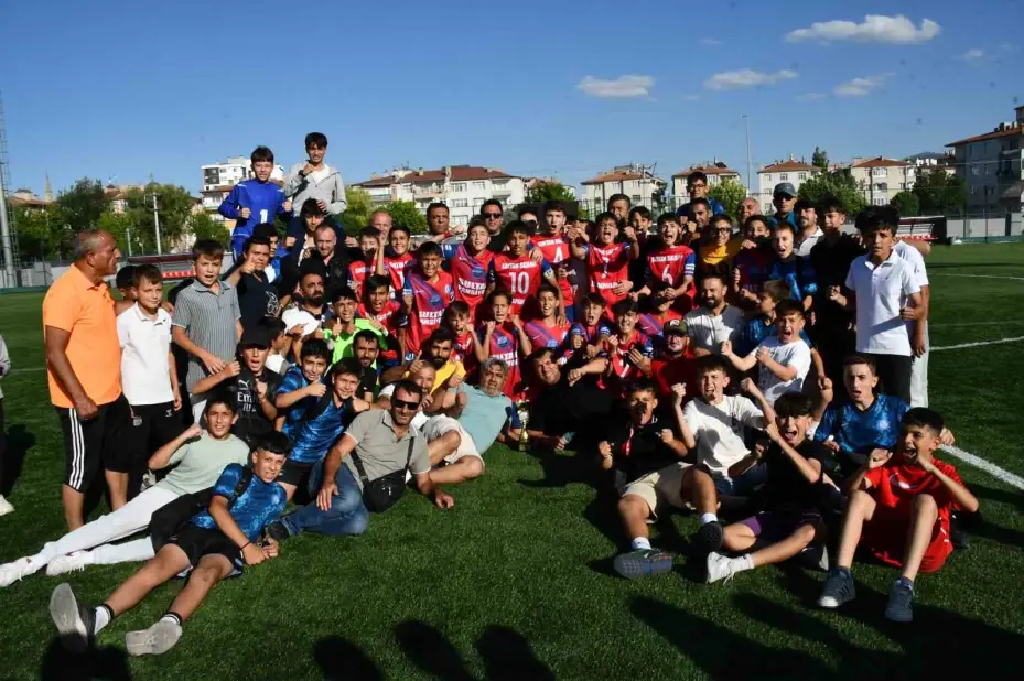 Zeki Akparlar FK, U13 Liginde şampiyon oldu