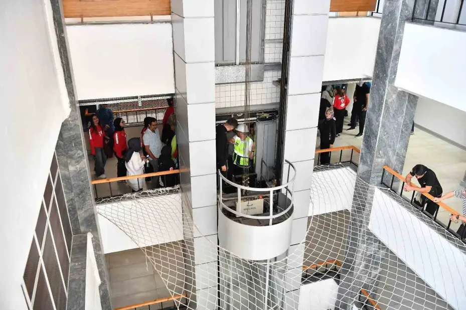 Büyükşehirden asansörden kişi kurtarma eğitimi